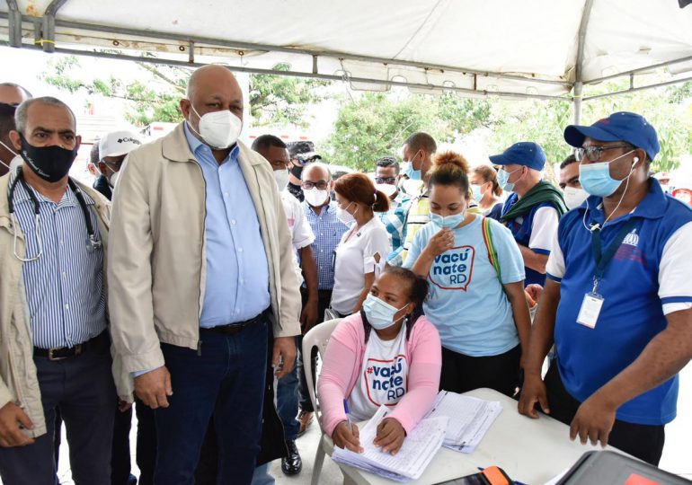 Decenas de personas acuden a vacunar a pesar de las lluvias; Ministro Fulcar llama a la población a preservar su salud