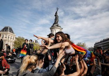 Francia promete 100 millones de euros para los derechos sexuales y reproductivos de las mujeres