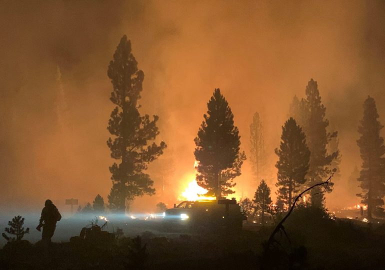 Gran incendio forestal crece en EEUU y obliga a nuevas evacuaciones