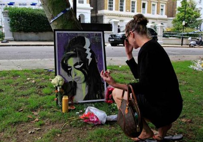 Los fans de Amy Winehouse le rinden homenaje en Londres