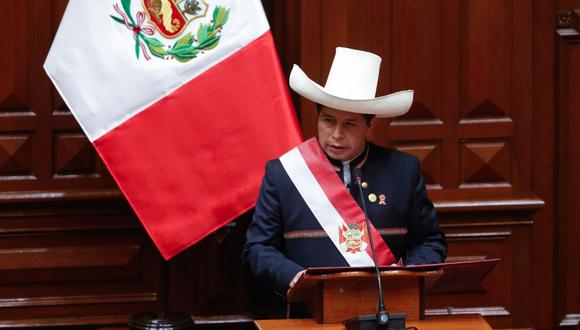 Pedro Castillo anuncia reforma constitucional al asumir presidencia de Perú