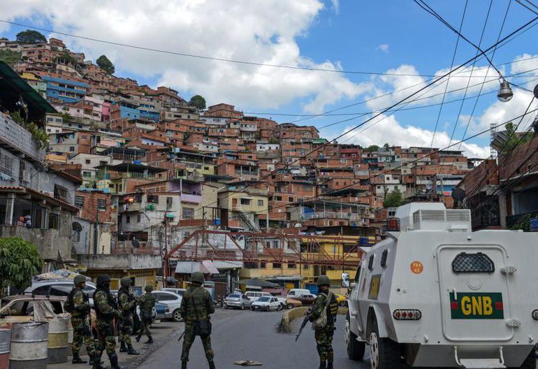 Policía y GNB ocupa barriada de Caracas tras horas de enfrentamientos con bandas criminales