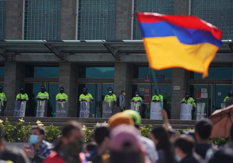 Gobierno de Colombia presenta reforma de la policía, cuestionada por abusos