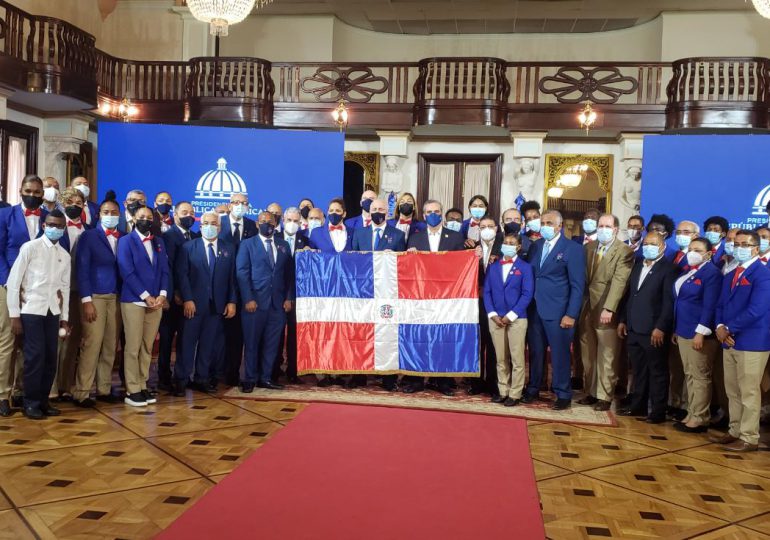 Abinader entrega la bandera a la delegación récord que irá a Juegos Olímpicos