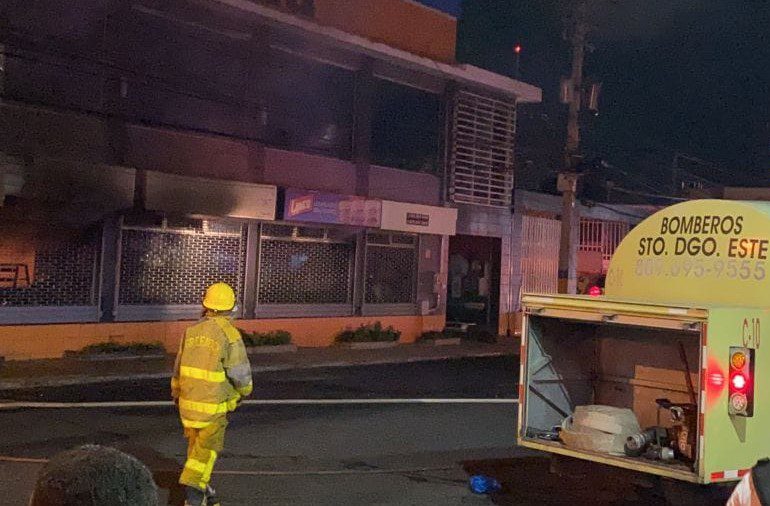 Video | Se incendia Ferretería en Santo Domingo Este