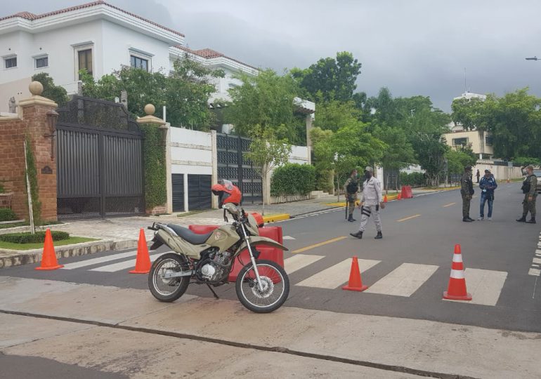 Por seguridad, tras atentado a Jovenel Moïse cierran calle conduce a residencia de Luis Abinader