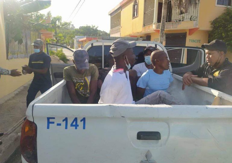 Detienen haitianos que transitan indocumentados en Higüey, tras asesinato de Jovenel Moïse