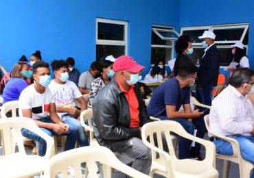 Abinader y ministro de Salud  supervisan proceso de vacunación en municipio de  La Vega