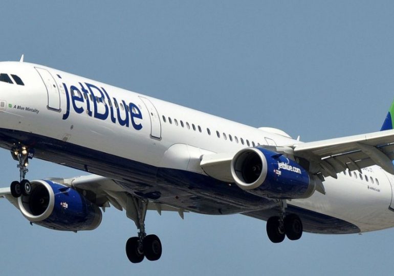 Dominicana denuncia fue sacada de avión en JetBlue de EEUU