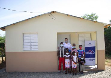 INVI entrega casa a familia que vivía en precarias condiciones en San Juan