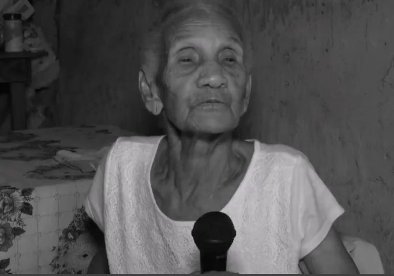 Eufemia Crucey de 86 años, recibe documentos de identidad de la JCE