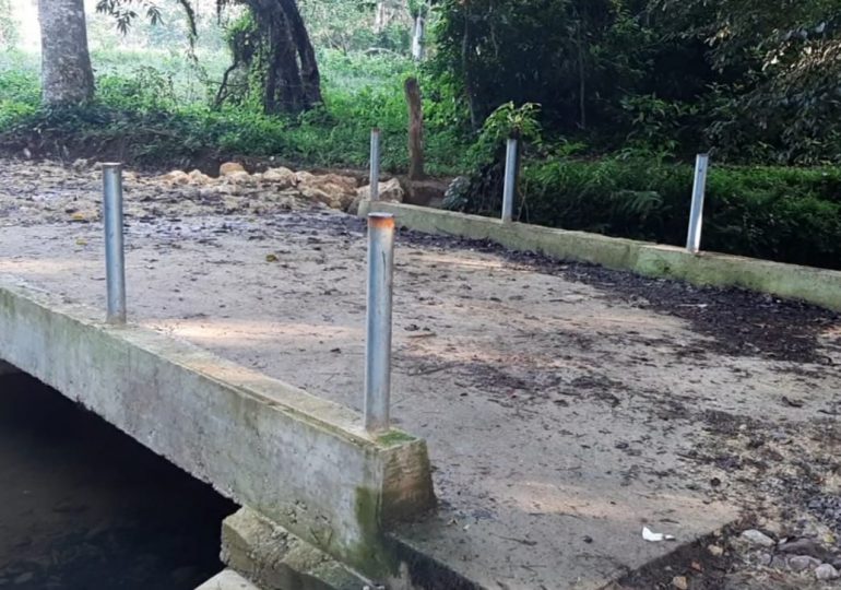 Productores se benefician del puente construido por alcaldía sobre Río Sabana en Bayaguana