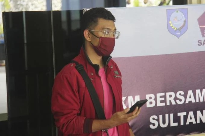 Hombre con coronavirus se disfraza de esposa en vuelo a Indonesia
