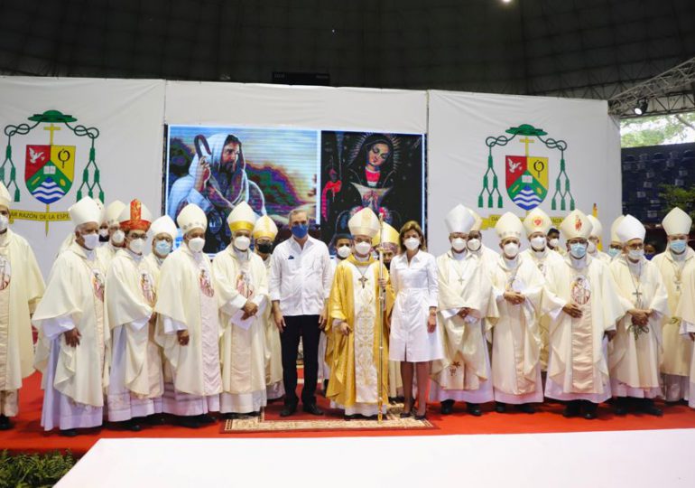 Abinader asiste a la ordenación del nuevo obispo de San Francisco de Macorís