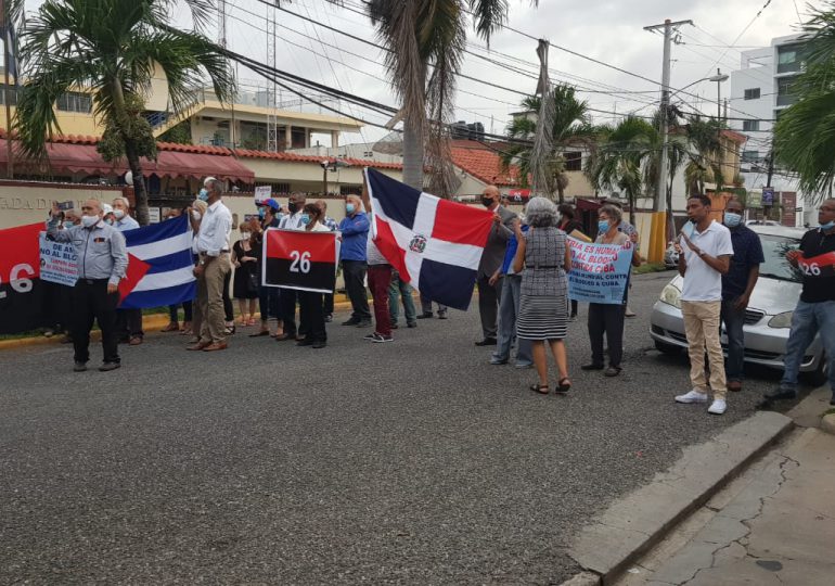 Se manifiestan en la embajada de Cuba a favor y en contra de la Revolución