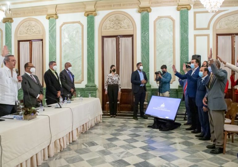 Presidente Abinader juramenta  nuevas cooperativas en el Palacio Nacional