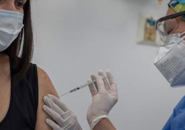 Organismos de salud advierten: el ritmo de vacunación "debe acelerarse rápidamente"