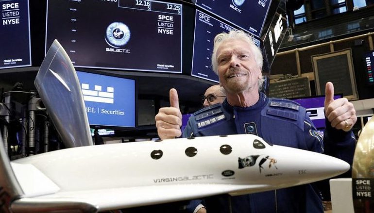 Millonario Richard Branson aterriza en su nave de Virgin Galactic tras viaje al espacio