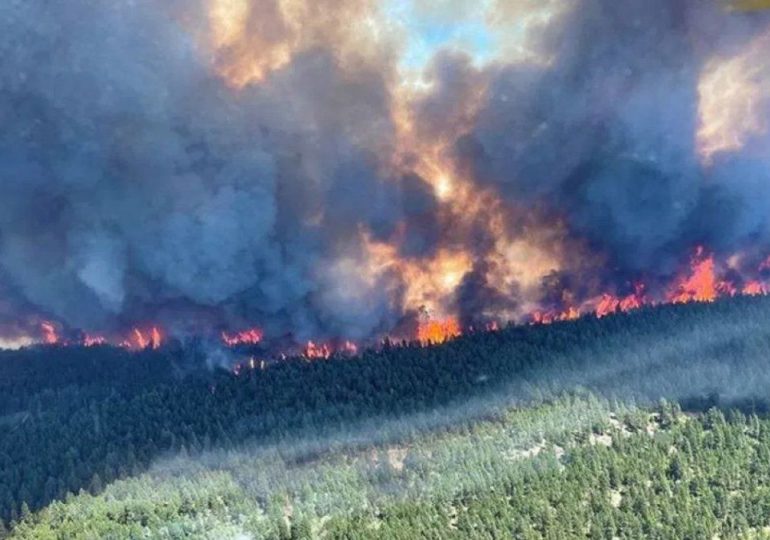 Incendios en el oeste de EEUU y Canadá consumen los recursos de los bomberos