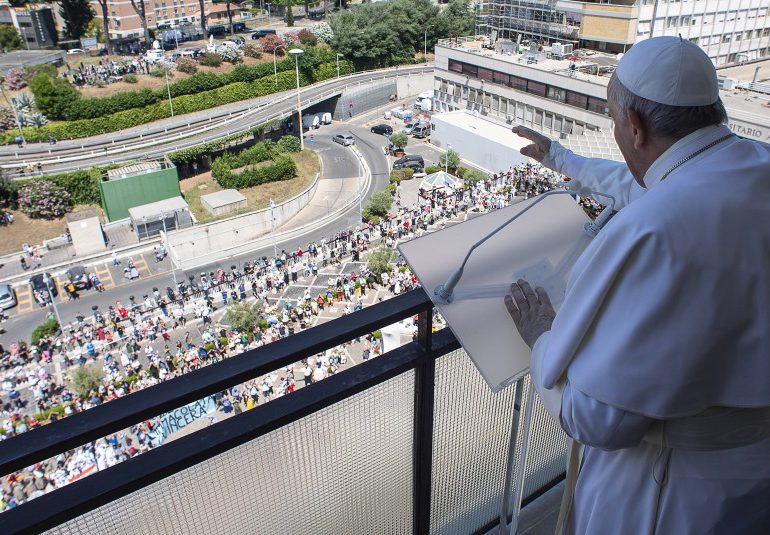 El papa saluda a los fieles desde su balcón del hospital
