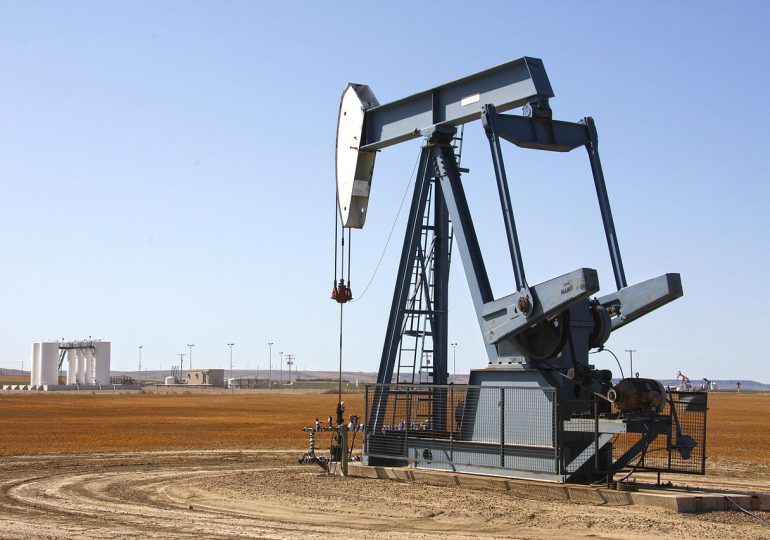El petróleo cierra con leve alza en un mercado que consolida precios