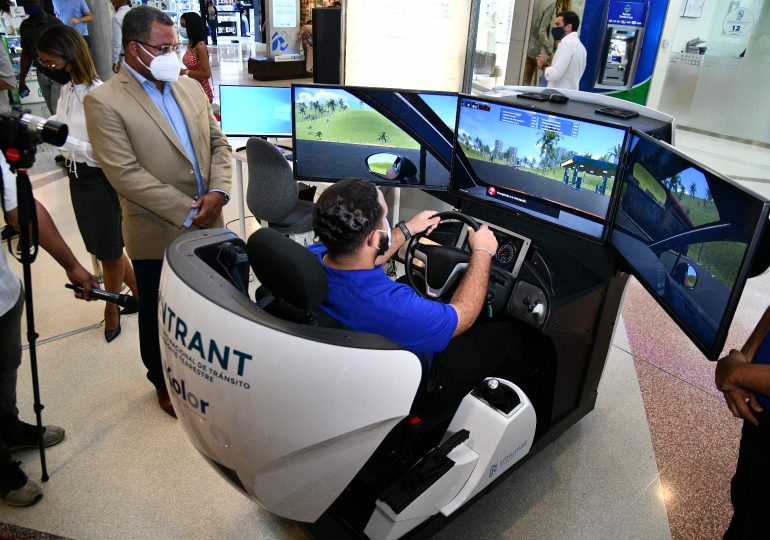 INTRANT instala simuladores de conducción en los centros comerciales Blue Mall y Ágora Mall
