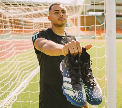 Adidas se une al futbolista dominicano Alessandro Baroni para presentar la línea Superlative Pack