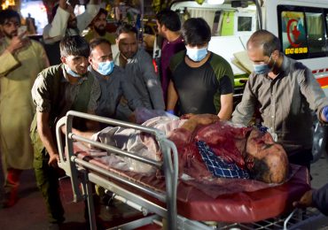 Doble atentado sangriento ante aeropuerto de Kabul, entre 13 y 20 fallecidos