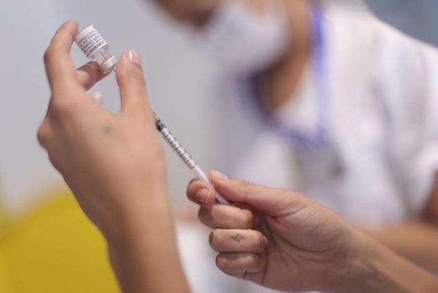 EEUU alcanza el objetivo de vacunación contra el coronavirus de Biden, casi un mes tarde