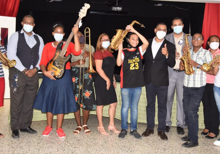 Ministerio de Educación inicia entrega de instrumentos musicales a estudiantes de la Modalidad en Artes