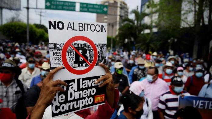 Veteranos de guerra salvadoreños protestan contra la ley del bitcóin