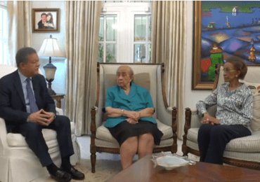 Leonel Fernández comparte  entrevista inédita a su madre Yolanda y su tía Elsa
