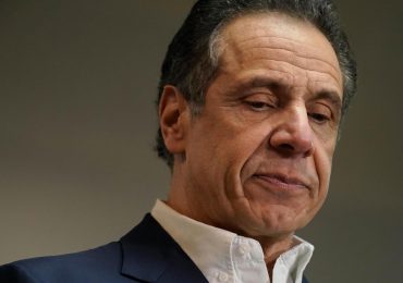 Cuomo deja gobernación de Nueva York alegando ser víctima de un "juicio apresurado"