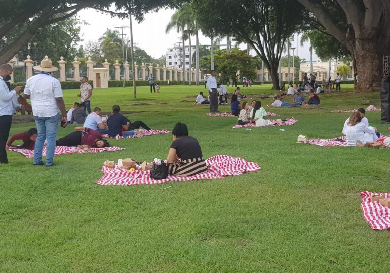 Niños y adultos juegan en los jardines del Palacio Nacional