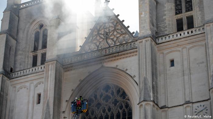 Un cura asesinado en Francia, presuntamente por quien incendió la catedral de Nantes