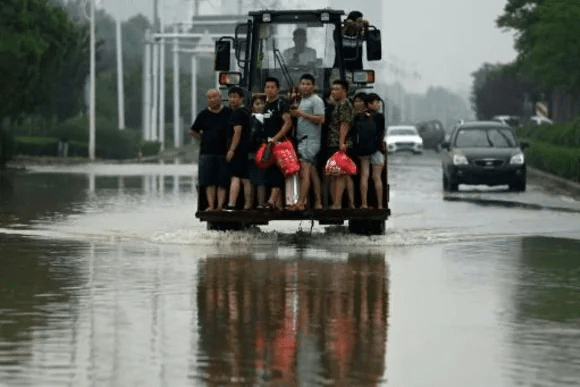 Balance de víctimas por inundaciones en China se triplica y supera los 300 decesos