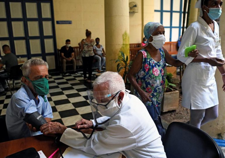 Médicos cubanos denuncian "colapso" hospitalario y piden respeto a su trabajo