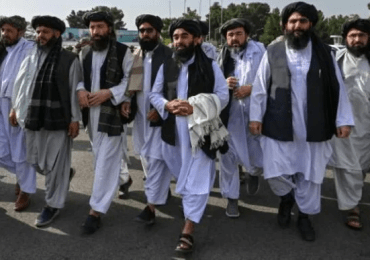Los talibanes desfilan triunfales en el aeropuerto de Kabul tras la retirada de EEUU