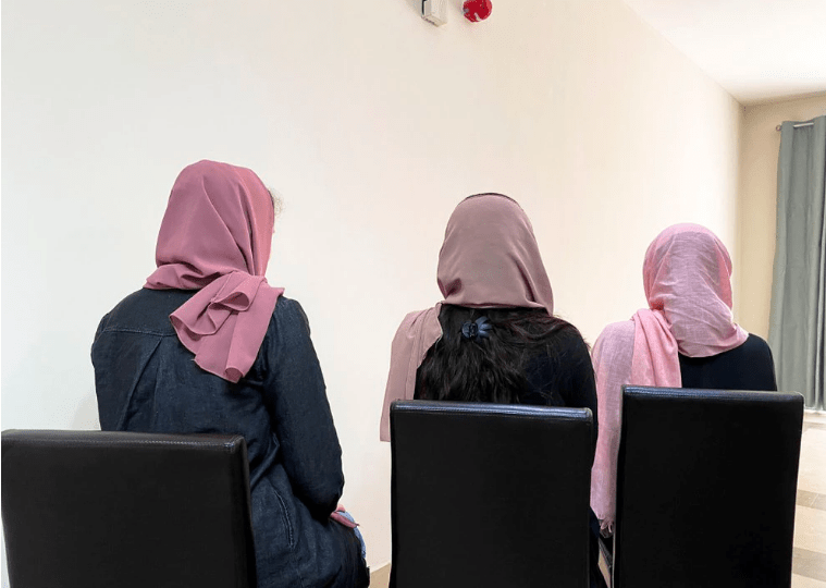 Talibanes autorizarán que las mujeres estudien en la universidad, pero bajo la ley islámica y separadas de los hombres