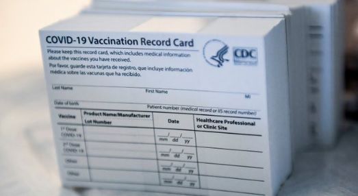 Farmacéutico de EEUU es detenido por vender tarjetas de vacunas en eBay