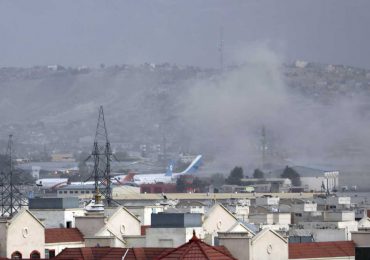 Grupo Estado Islámico se atribuye atentado cerca del aeropuerto de Kabul