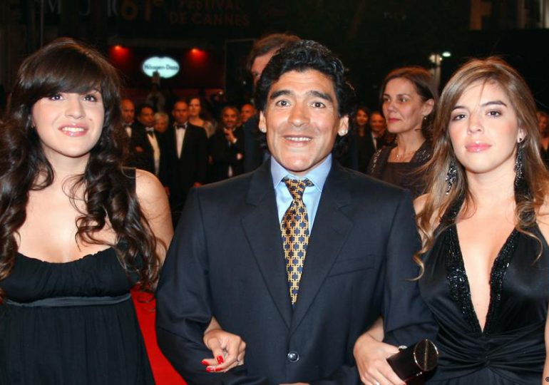 Hijas de Maradona niegan cargos en disputa con abogado del exfutbolista