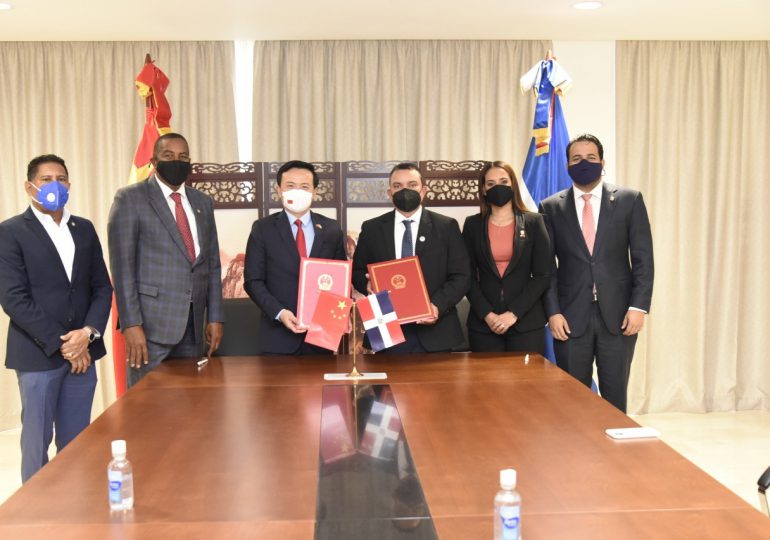Hospital Ney Arias Lora y Embajada China firman convenio de cooperación