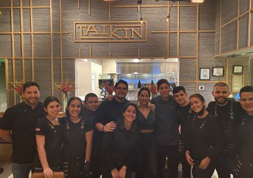 Estrellas de “Sin senos no hay paraíso” sorprenden a Carmen Villalobos en Taikin Asian Cuisine