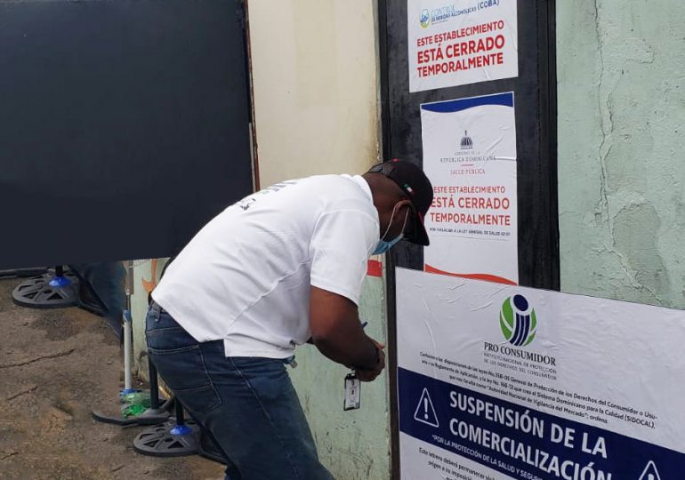 Pro Consumidor cierra negocio en SFM por venta bebidas alcohólicas adulteras; murieron varias personas