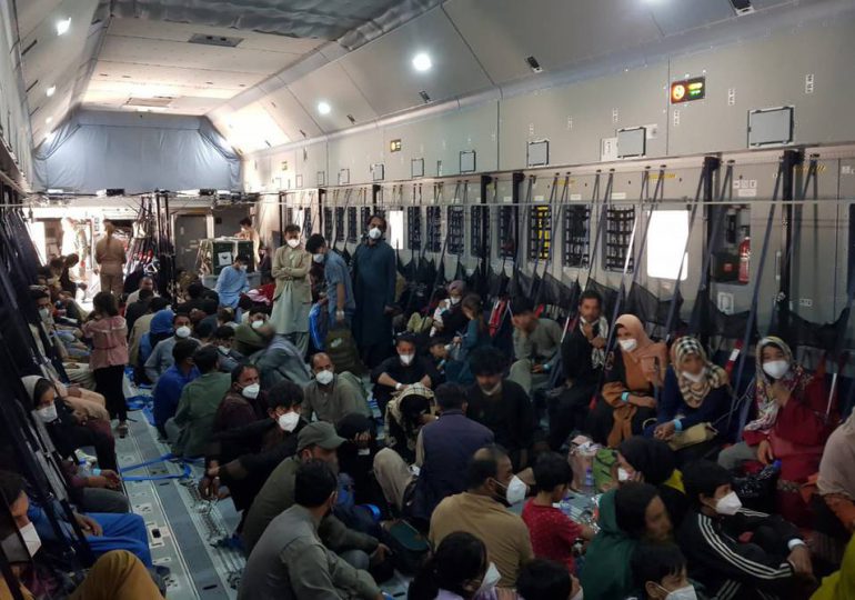 Afganos se apresuran a huir de los talibanes a días del fin de las evacuaciones