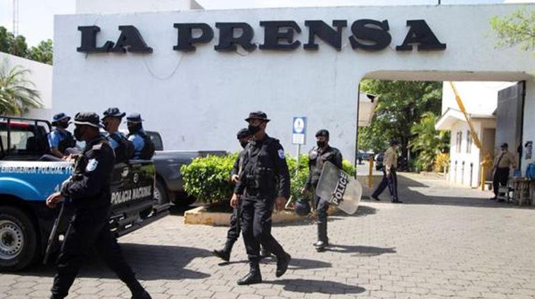 Policía de Nicaragua allana diario La Prensa en medio de detenciones de opositores