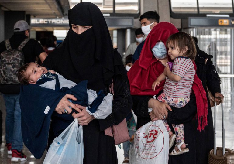 Unas 16.000 personas fueron evacuadas del aeropuerto de Kabul en las últimas 24 horas
