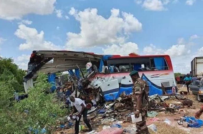 Al menos 41 muertos en choque de bus con un camión en Malí