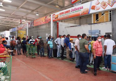Comerciantes del Merca Santo Domingo incentivan consumo de carne de cerdo con degustación gratuita